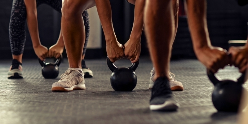People lifting kettle bells at the gym